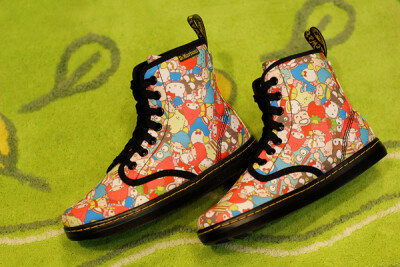 Dr. Martens x SANRIO~鞋面的材质并非使用皮质，让女生穿着也不会觉得过硬而不舒服<a class='shortlnk' href='/s/03ecbd771b2a291cc' target='_blank' title='http://www.kidulty.com/street/id/164'>http://duitang…