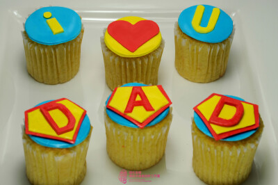 父亲节特别定制蛋糕 超人cupcake // 吼吼，父亲节的时候没想到..... 悲催了..
