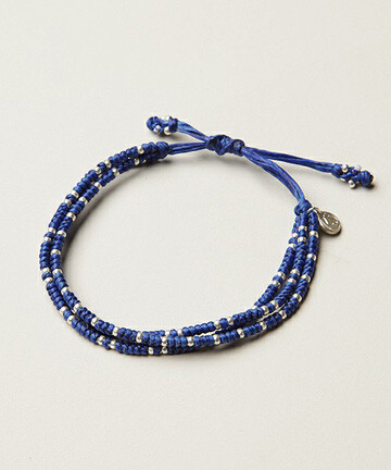 Paul Smith推出的这款SILVER BEADS BRACELET手链产品在材质上运用了丝线编织，每一颗圆珠均为编织而成