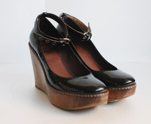 <a class='shortlnk' href='/s/04bf8fb4848f42a55' target='_blank' title='http://tinywardrobeoftinytoadstool.bigcartel.com/product/topshop-enamel-black-wedge-heels'>http://duitang.com/s/04bf8fb4848f42a55…