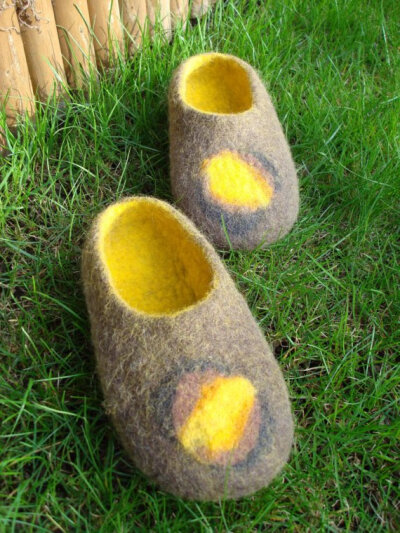 Felt slippers yellow/grey by Grazim on Etsy Felt slippers yellow/grey