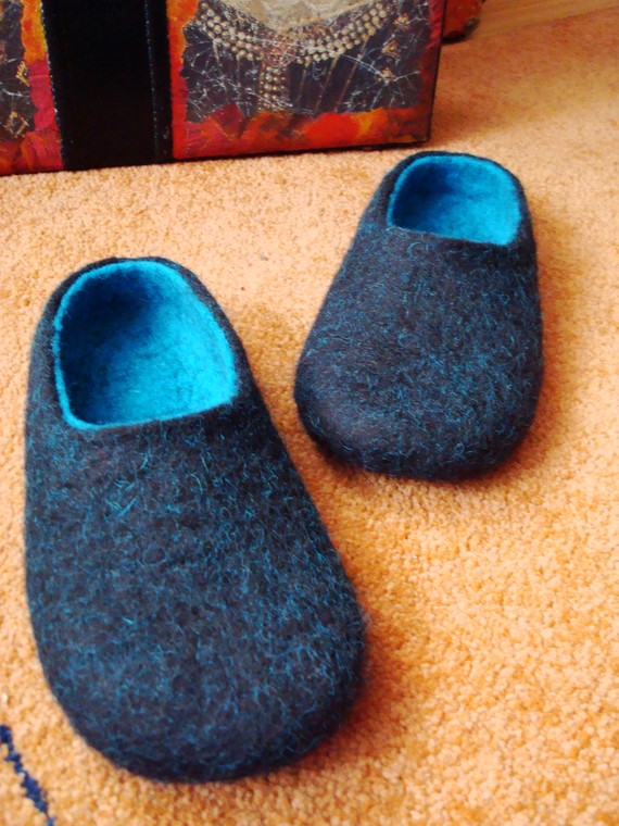 Felted Slippers Black/Blue by Grazim on Etsy Felted Slippers. Black/Blue