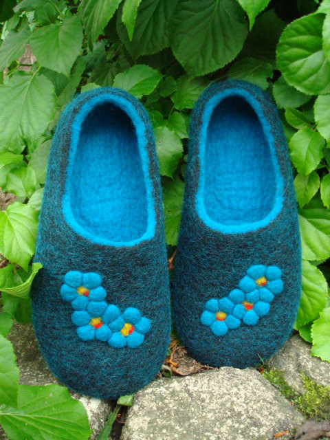 Handmade wool slippers using felting techique by Grazim on Etsy Handmade wool slippers using felting techique