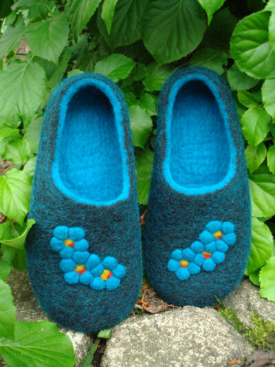 Handmade wool slippers using felting techique by Grazim on Etsy Handmade wool slippers using felting techique