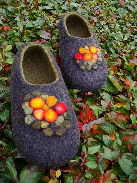 Felted slippers black/green by Grazim on Etsy Felted slippers black/green