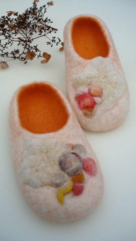 Handmade wool slippers using felting technique by Grazim on Etsy Handmade wool slippers using felting technique