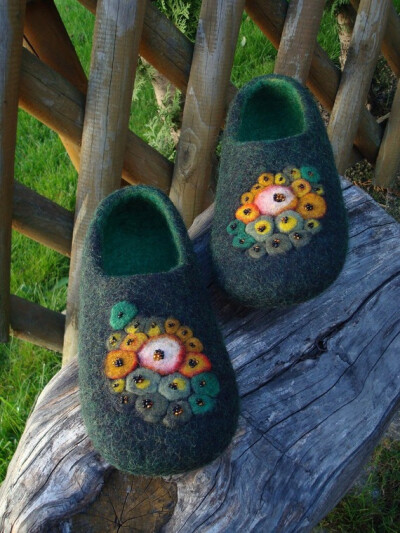 Felted black/green wool slippers with colorful by Grazim on Etsy Felted black/green wool slippers with colorful decoration