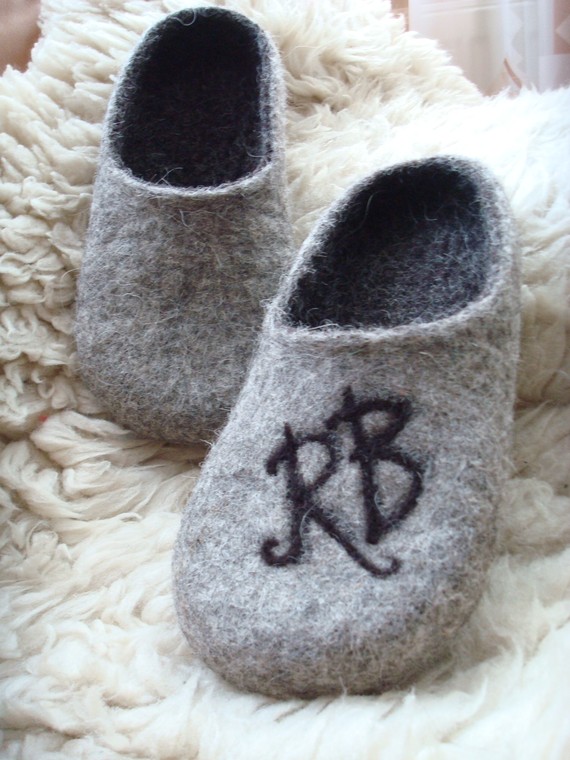 Felted slippers for Men Grey/Black with your initials by Grazim Felted slippers for Men Grey/Black with your initials