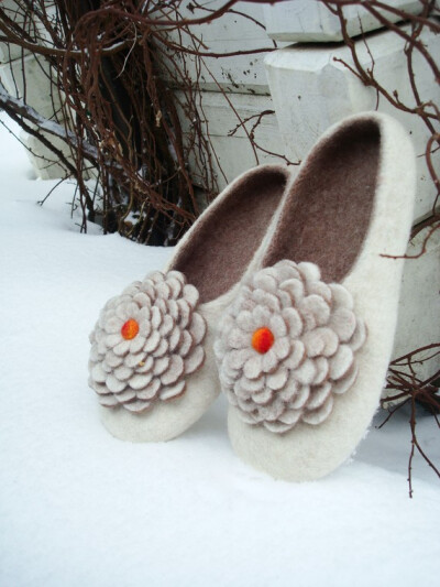 Felted wool slippers White/Brown with flower decoration by Grazim Felted wool slippers White/Brown with flower decoration