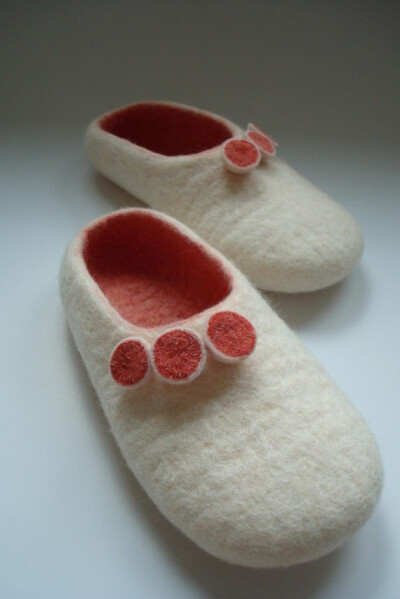 Handmade wool slippers white/red by Grazim on Etsy Handmade wool slippers white/red