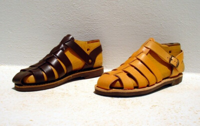 今年很流行的罗马凉鞋噢。
