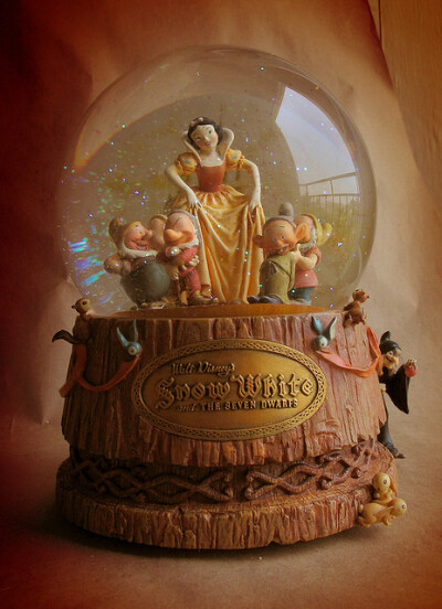 Snow White and the Seven Dwarfs Snowglobe by Jody Daily | 白雪公主和七个小矮人的雪晶球