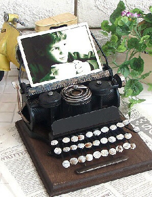 雕刻时光打字机造型照片架，完全属于装饰性的相框，但是做旧的样子很有感觉