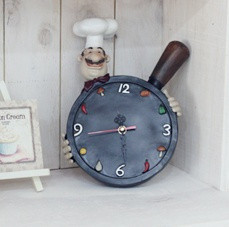 微笑厨房长平底锅造型装饰钟表挂钟，放在厨房里一举两得，既可以看烹调食物的时间又可以做装饰，设计风格也和厨房非常吻合