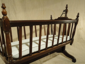 古董婴儿摇篮 Antique Baby Cradle, Rocker, Bassinet with Iron Details Antique Baby Cradle, Rocker, Bassinet with Iron Details