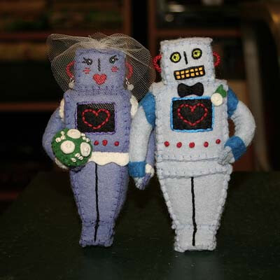 <a class='shortlnk' href='/s/144136d4b36124db9' target='_blank' title='http://geekcrafts.com/13-crafty-robots/'>http://duitang.com/s/144136d4b36124db9</a> 一个叫My Imaginary Boyfriend的手做人做了一对毛毡的机器人夫妻，是不是很有爱？ 她还打算做个塑料的这样以后真的有人结婚就可以放在结婚蛋糕最顶上做装饰了。