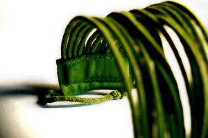 绿色皮革手链。
