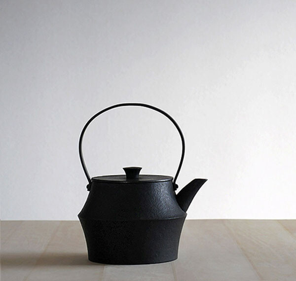 日本工匠制造家居用品，铁壶