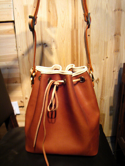  棕色牛皮配原色植鞣革牛皮烧卖包