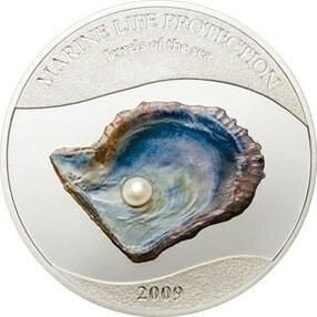 来自帕劳共和国的创意硬币，这枚纯银币镶嵌的是真正蓝色淡水珍珠。