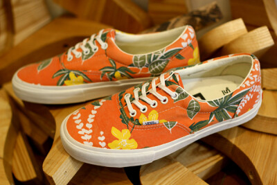 Vans Vault 夏日风情印花Era LX~橘黄色为底色的球鞋在搭配短裤的时候绝对是众人瞩目的焦点<a class='shortlnk' href='/s/03ecbd771b33b286e' target='_blank' title='http://www.kidulty.com/street/id/180'>http://…