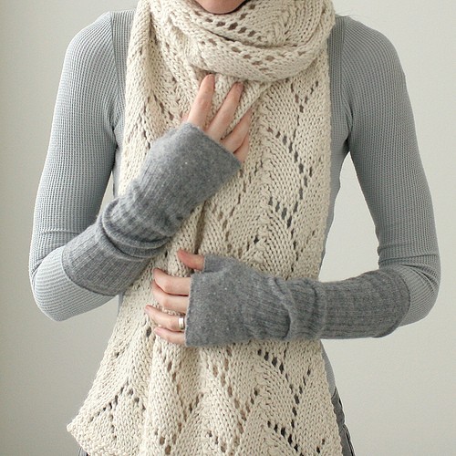 Oversize Haven (Kim Hargreaves pattern) in chunky alpaca wool. Nice grey wristwarmers, too.