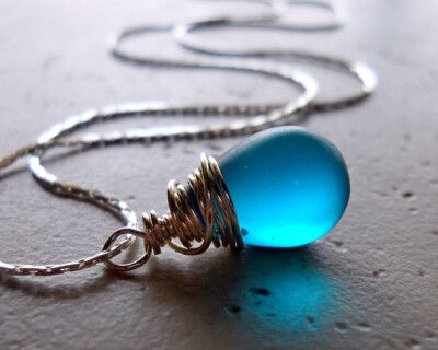 你的晶莹剔透。Necklace Frosted Teal Quartz Peacock Blue Wire by waterwaif