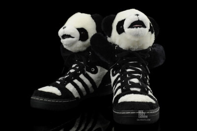 熊猫也疯狂，adidas by Jeremy Scott “熊猫鞋”即将发售<a class='shortlnk' href='/s/0fdf52b17a4bfa2' target='_blank' title='http://www.kidulty.com/news/id/news/16759'>http://duitang.com/s/0fdf52b17a4bfa…