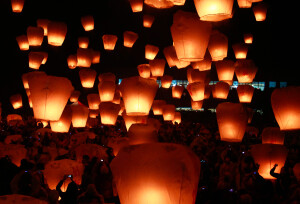 夏季是夜里参加祭典，放飞孔明灯的夏。