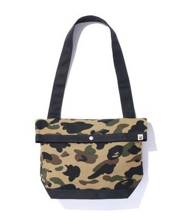 日本潮流品牌A BATHING APE于2011年推出的1ST CAMO LARGE SHOULDER TOTE。