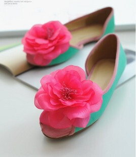 美丽的花朵鞋，让你的夏天更明媚。