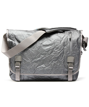 由apple苹果的指定专属配件供应商INCASE在2011年推出的Alloy Courier Messenger Bag。