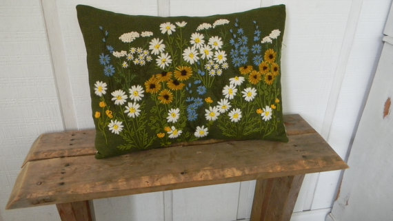 vintage meadows pillow cover 这张是真的真的真的很有夏天的感觉，我很喜欢绿色和黄色的搭配，尤其是向日葵和绿草~~