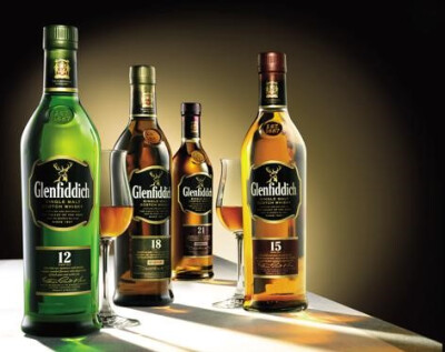 格兰菲迪 液体黄金•Glenfiddich 有品位的人都拒绝不了“液体黄金”格兰菲迪的诱惑，只要一开始从心底接受它，一辈子就会是苏格兰威士忌的信徒。