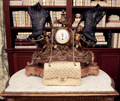 2011春夏Alexander McQueen黑色高跟短靴及Chanel手袋。