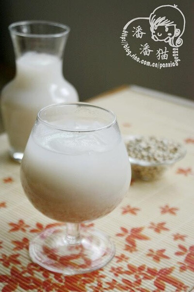 夏日美白薏仁水 原料：薏仁米、清水 做法：将薏仁米和清水煮熟放凉后放入搅拌机打成米浆。如果喜欢喝浓稠的，直接喝就可以了，早晨喝可以直接代替早餐。