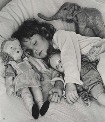  Ilse Bing, Sleeping child, 1945