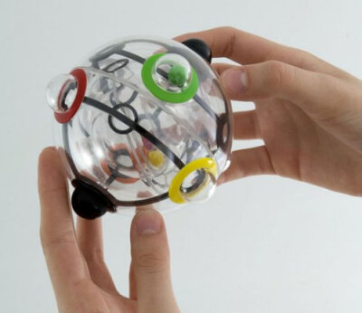 这个叫球形360的家伙是完全透明的 不过变态的是里面还有两只小球 我仿佛已经可以听见设计设的偷笑了 ……Rubik’s Cube 360 goes on sale next week