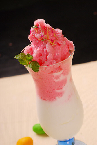 牛奶草莓冰沙做法：草莓与牛奶混合，放入搅拌机打至果泥状。倒入保鲜盒，放冰箱冷冻。每隔30分钟搅拌一次。3~4个小时后即可。