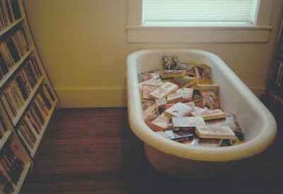 不用的浴缸还有这个作用，还是说泡澡时也爱捧着书