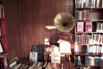 留声机、旧唱片、书堆还有等等有爱的小物