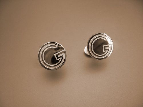 Gucci 袖扣。将典雅尊贵体现地淋漓尽致了。
