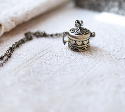 复古雕花小提壶短项链   <a class='shortlnk' href='/s/075db9e40594799cb' target='_blank' title='http://item.taobao.com/item.htm?id=8705304845'>http://duitang.com/s/075db9e40594799cb</a>