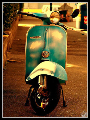 {。桃颜}阳光下的Vespa