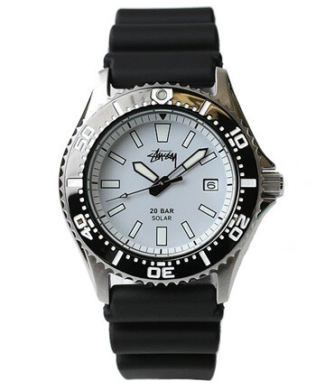作为Stussy三十周年纪念的尾声之作推出了这款XXX Aqua Force watch。采用典型潜水手表设计，内置太阳能电池不必担心更换电池，拥有20个大气压的防水功能