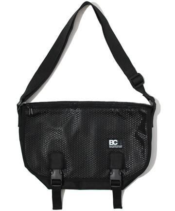 日本潮流品牌BASE CONTROL推出凹点Nylon Messenger Bag。