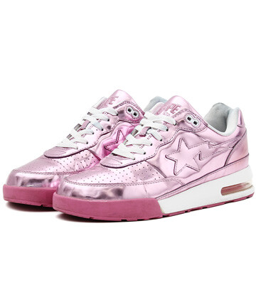 日本潮流品牌A BATHING APE推出的Bape Sta Patent Leather Pink。 鞋款采用粉色漆皮材料制作而成，极具质感，同时鞋头前的穿孔设计保证了鞋款的透气性，再配以品牌标准Sta Logo，完美提升了品牌辨识度。