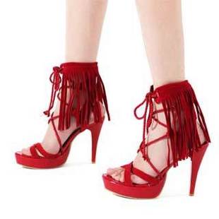 流苏系带女高跟凉鞋。最是这一抹刺眼的红。女人能有几多媚。