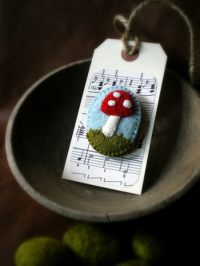 蘑菇胸针，艺术家 Lisa Jordan的作品。
