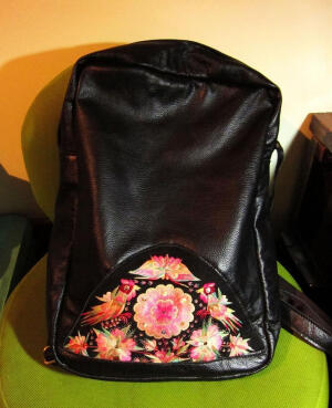 老绣片牛皮双肩包